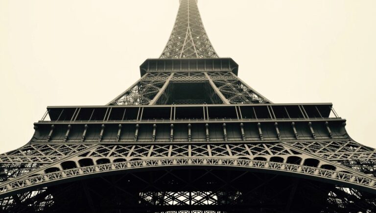 eyfel-kulesi-her-yaz-daha-da-yukseliyor-lzx5CD7T.jpg