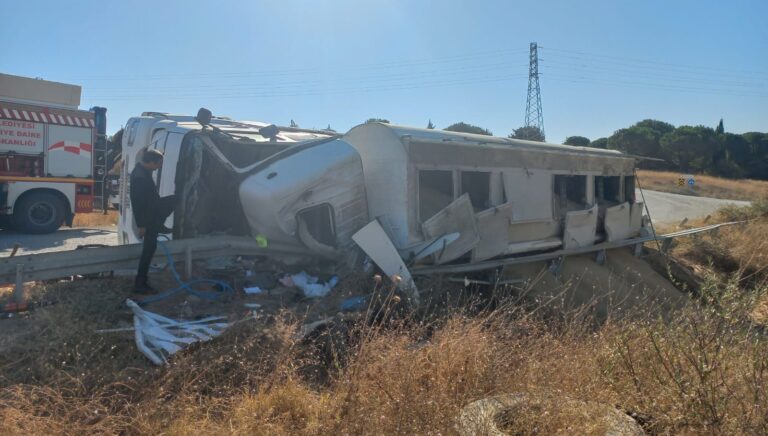 balikesirde-tir-devrildi-surucusu-oldu-kBBApuFX.jpg