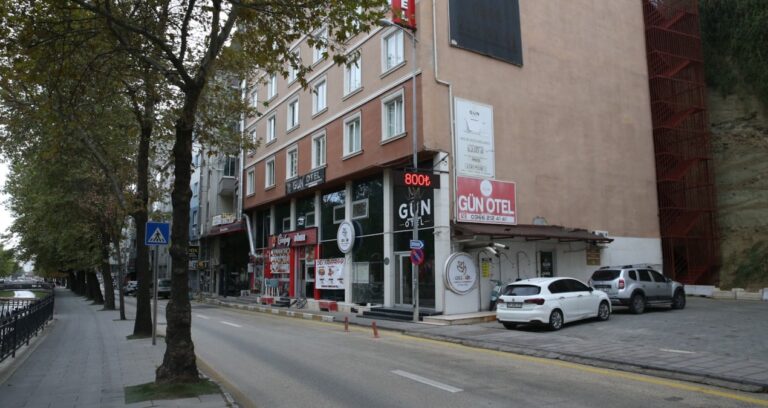 otel-penceresinden-dusen-kadin-hayatini-kaybetti-5MBly3Y3.jpg
