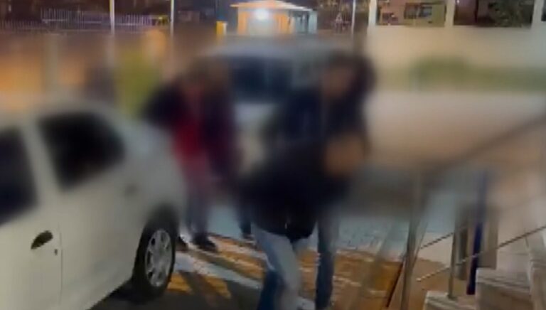 trafikte-taksiciyi-dovenlere-gozalti-64ye58Vr.jpg