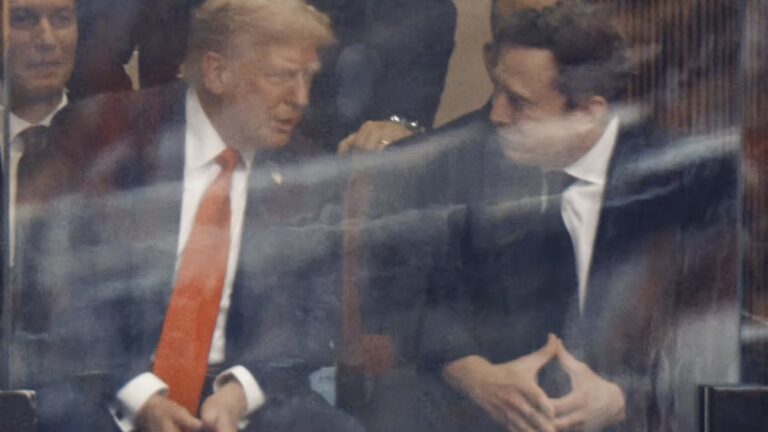 trump-charlie-kirk-icin-duzenlenen-anma-torenine-katildi-qCu5h5LG.jpg