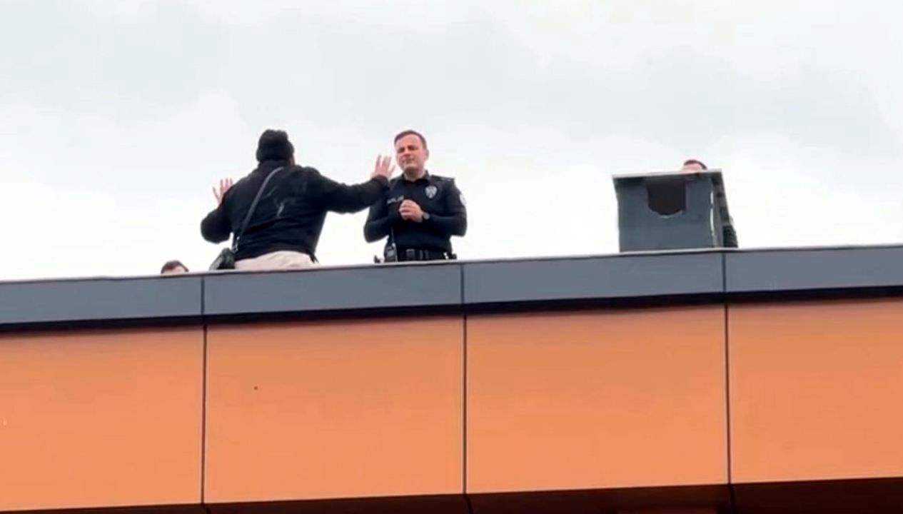 catiya cikan apartman gorevlisini baskomiser ikna etti M8Yf3MOH.jpg