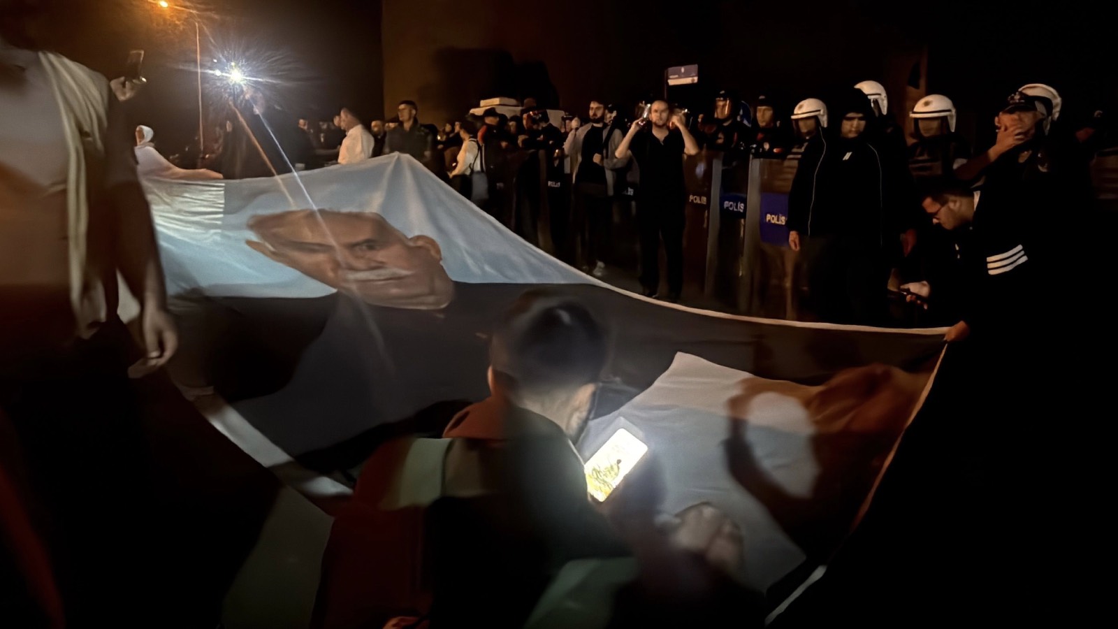 diyarbakirdaki ocalana ozgurluk yuruyusunde polise dusman dendi akp surece karsi sabotaj olarak niteledi 3r5nte22.jpg