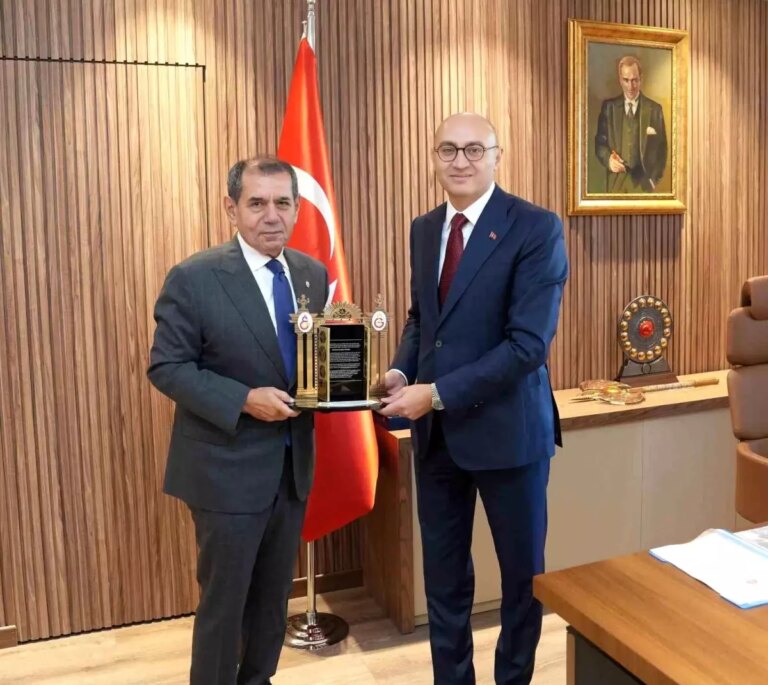 galatasaray baskani dursun ozbekten savci baris dumana ziyaret wLa8YQsr.jpg