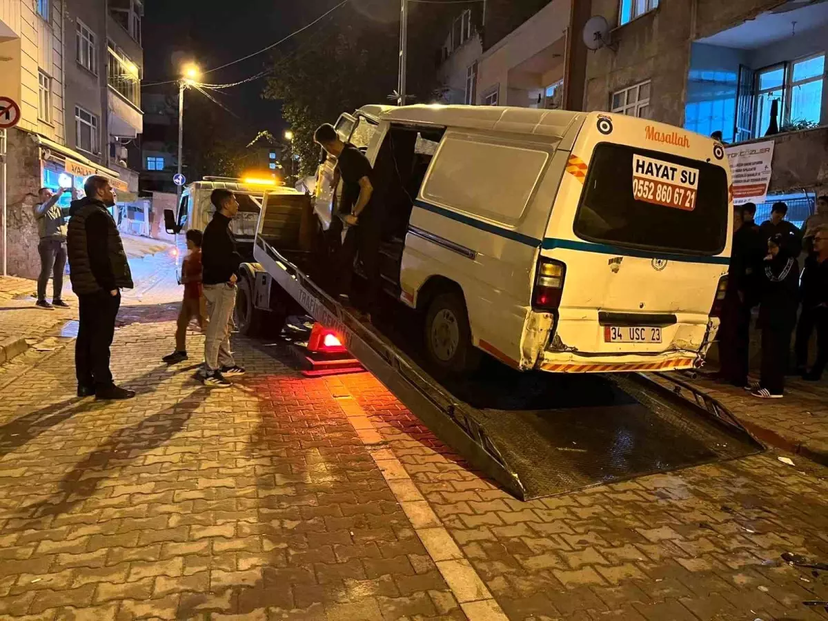 kucukcekmecede hizli giden otomobil park halindeki araclara carpti UXGaCGyA.jpg