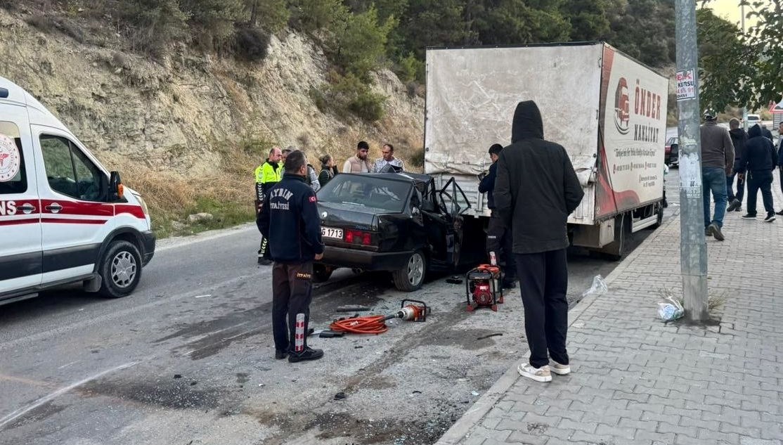 kusadasinda otomobil park halindeki kamyonete carpti bir olu dort yarali 74g4QYyL.jpg