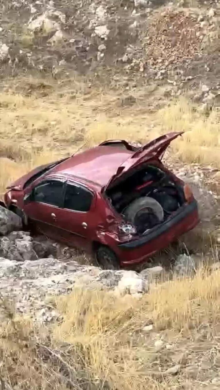 mardinde sarampole devrilen otomobilin surucusu yaralandi ZbpUDCOQ.jpg