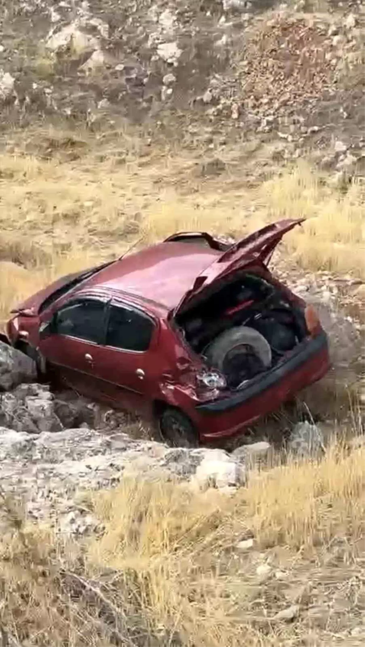 mardinde sarampole devrilen otomobilin surucusu yaralandi ZbpUDCOQ.jpg
