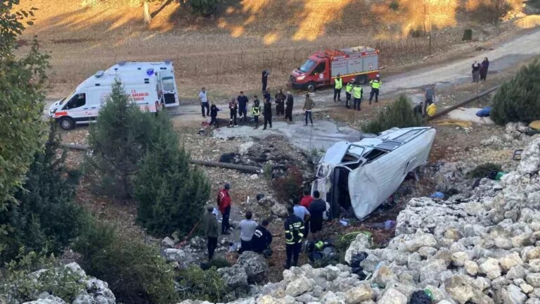 mersinde-tarim-iscilerini-tasiyan-minibus-devrildi-5-olu-10-yarali-n7aRna8U.jpg