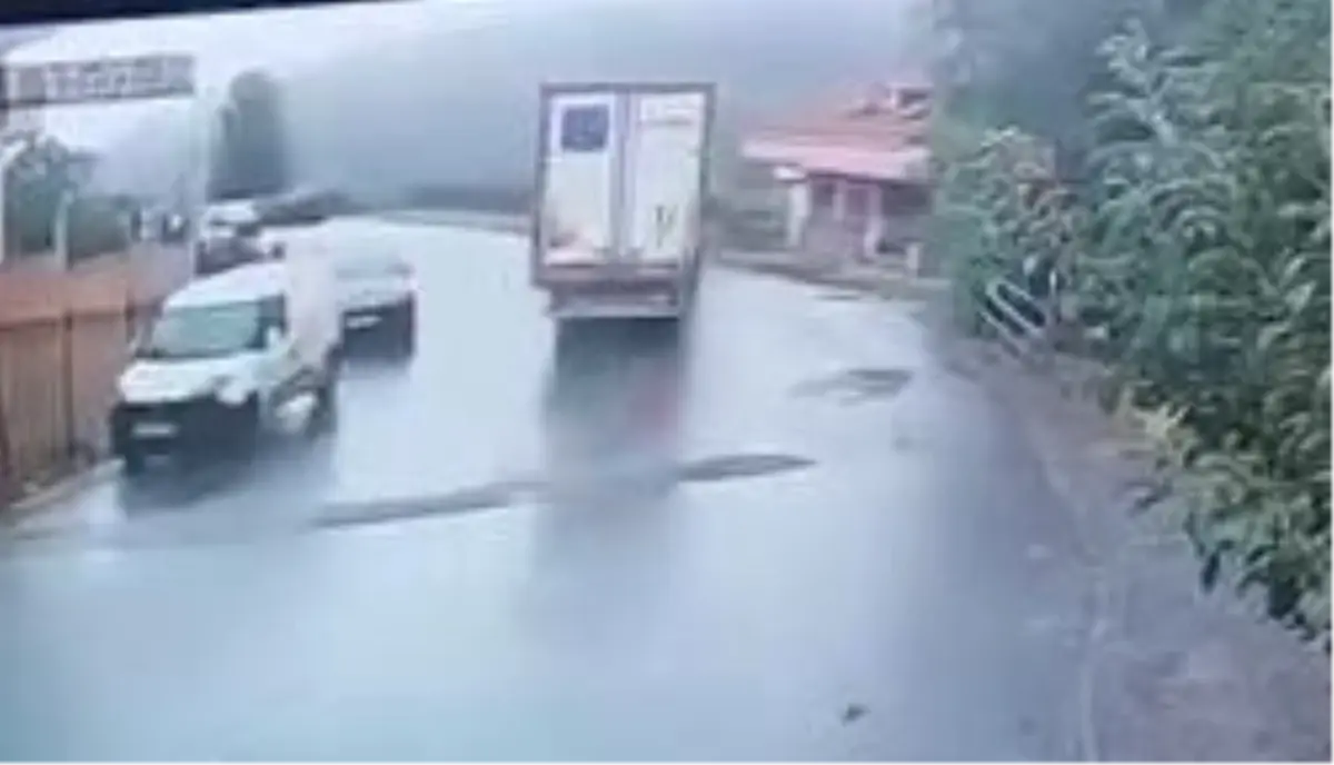 sariyerde tir devrildi surucu yaralandi 4HDM8NPD.jpg