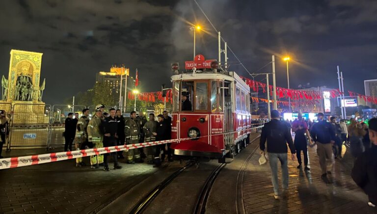 taksimde nostaljik tramvayda yangin SlIWtOWY.jpg