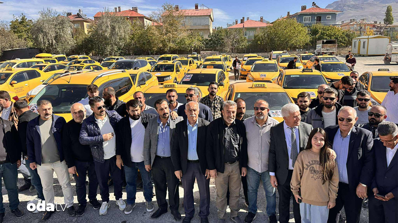 vanli taksiciler rojin kabais cinayetinin aydinlatilmasi icin konvoy duzenledi Nzt95fEQ.jpg