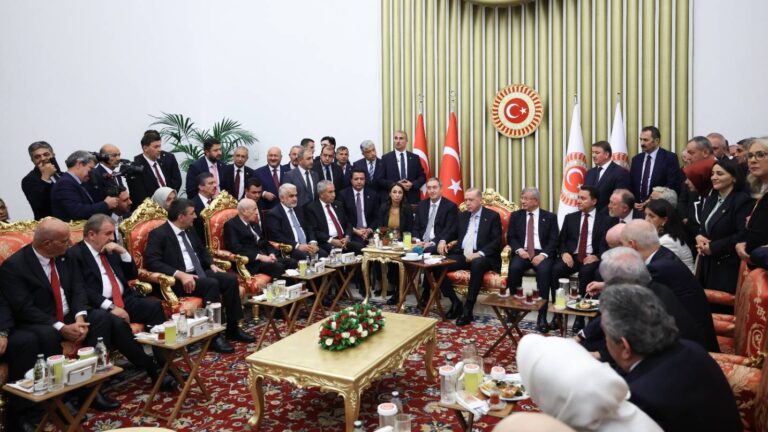 yeni-yol-grup-baskanvekili-ozdagdan-meclis-resepsiyonundaki-o-fotografla-ilgili-elestirilere-yanit-turkiyenin-isi-bu-mu-caurE5ZX.jpg