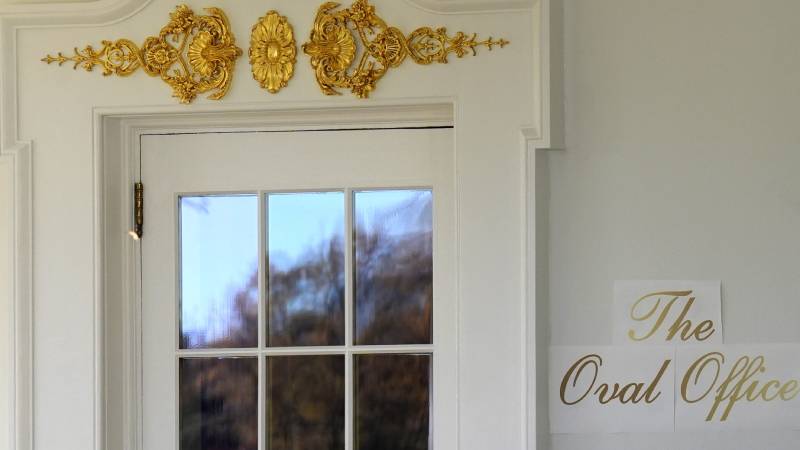 abd tarihinin en uzun huk met kapanmasini yasiyor trump oval ofise altindan tabela hazirlatiyor QfIrrvLx.jpg