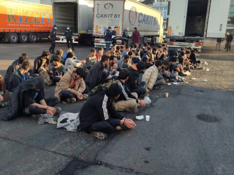 Rize’de TIR dorsesinde 57 göçmen yakalandı