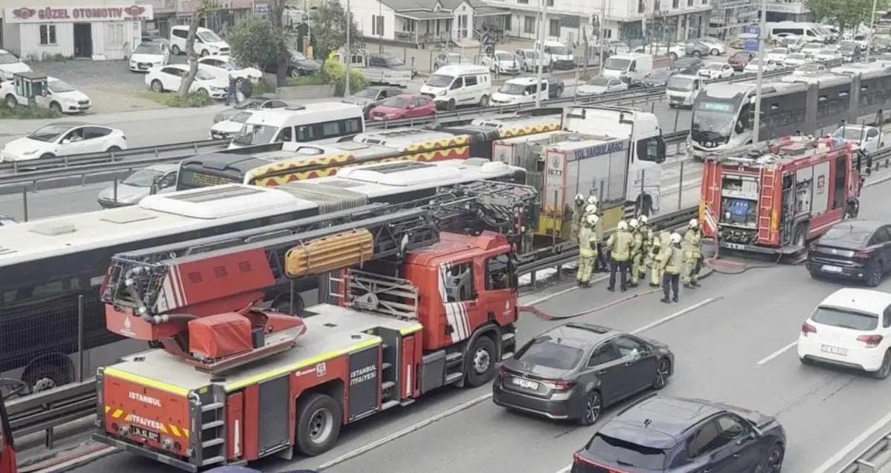 avcilarda-metrobuste-yangin-seferler-aksiyor-CdtRT5RD