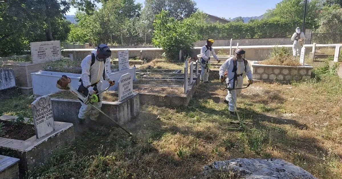 Antalya buyuksehir ekiplerinden ilce mezarliklarinda calisma KbyAWqVX