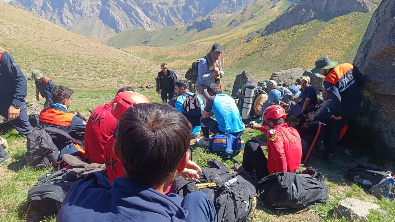 Cilo Sat Dağı’nda kayıp dağcı için arama çalışmaları 2. gününde Cilo sat daginda kayip dagci icin arama calismalari 2 gununde mrm4LWZW